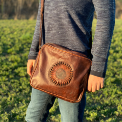 Bandolera antiEMF piel con detalle en forma de sol