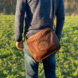 Bandolera antiEMF piel con detalle en forma de sol